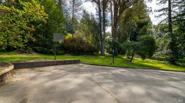 8099 Yule Tree Ln, Sebastopol, CA 95472