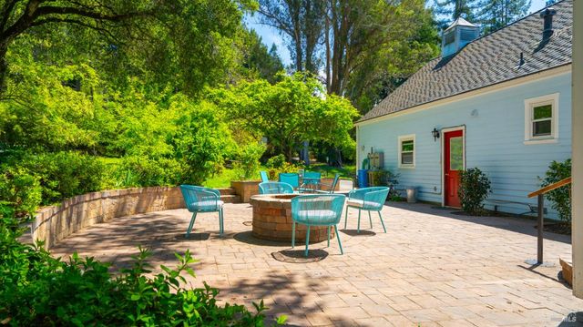 8099 Yule Tree Ln, Sebastopol, CA 95472