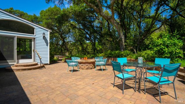 8099 Yule Tree Ln, Sebastopol, CA 95472