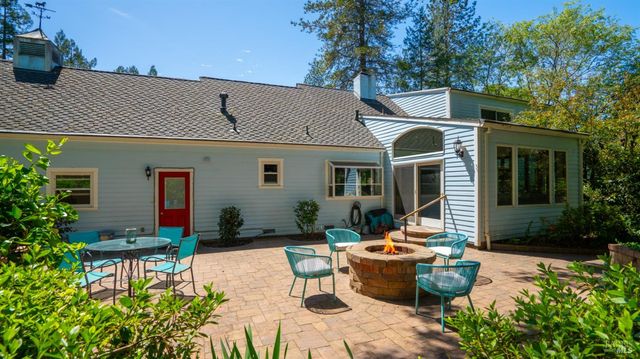 8099 Yule Tree Ln, Sebastopol, CA 95472