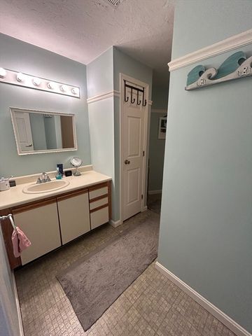 14 Hovey Pond Dr 14, Grafton, MA 01536