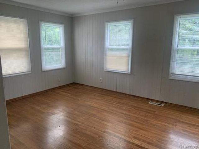 90 Granada Drive, White Lake, MI 48386