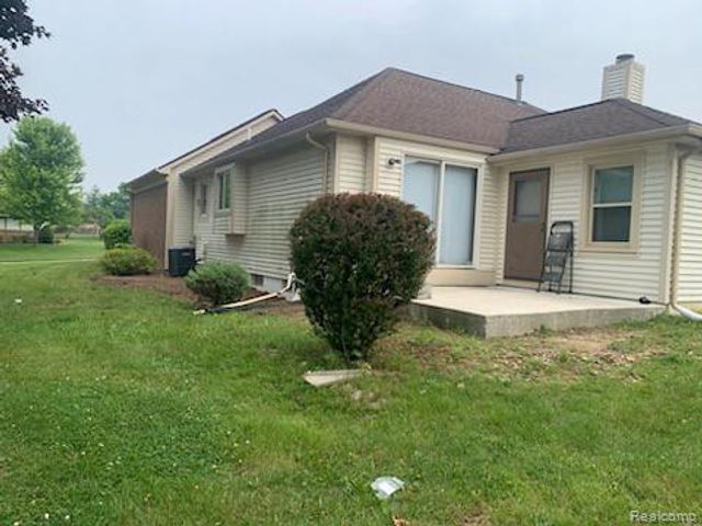 90 Granada Drive, White Lake, MI 48386