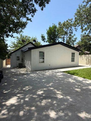 2211 Irion Avenue, Fort Worth, TX 76106
