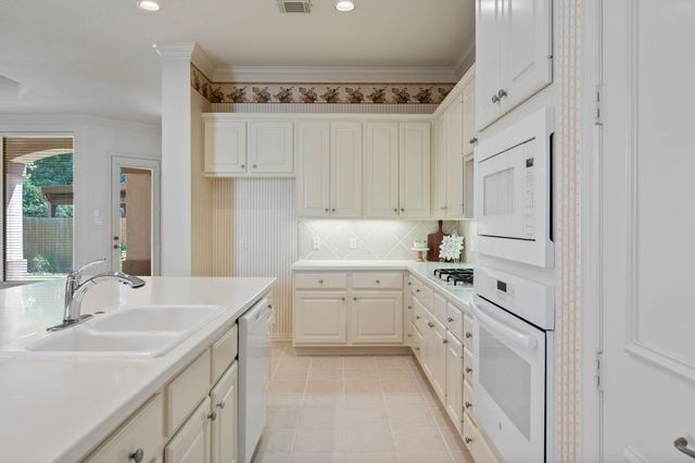 102 W Racing Cloud Court, The Woodlands, TX 77381