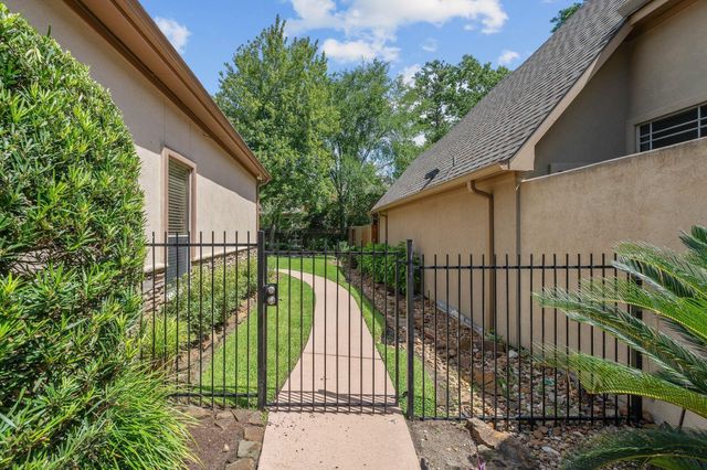 102 W Racing Cloud Court, The Woodlands, TX 77381