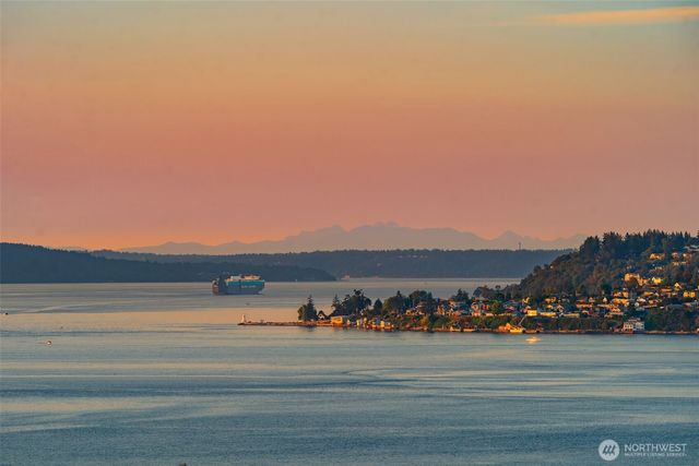 17 North Road N, Tacoma, WA 98406