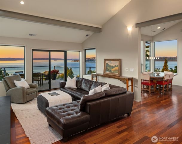 17 North Road N, Tacoma, WA 98406