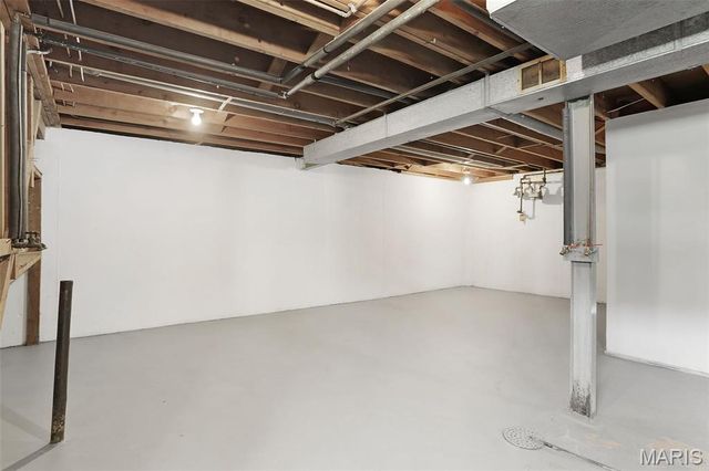 8210 Marvale Lane, St Louis, MO 63123