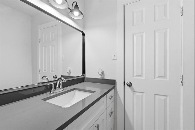 1911 Hearthside DR A, Austin, TX 78757