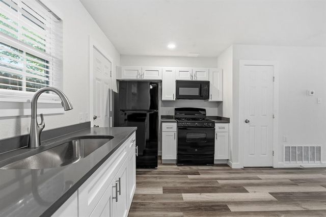 1911 Hearthside DR A, Austin, TX 78757