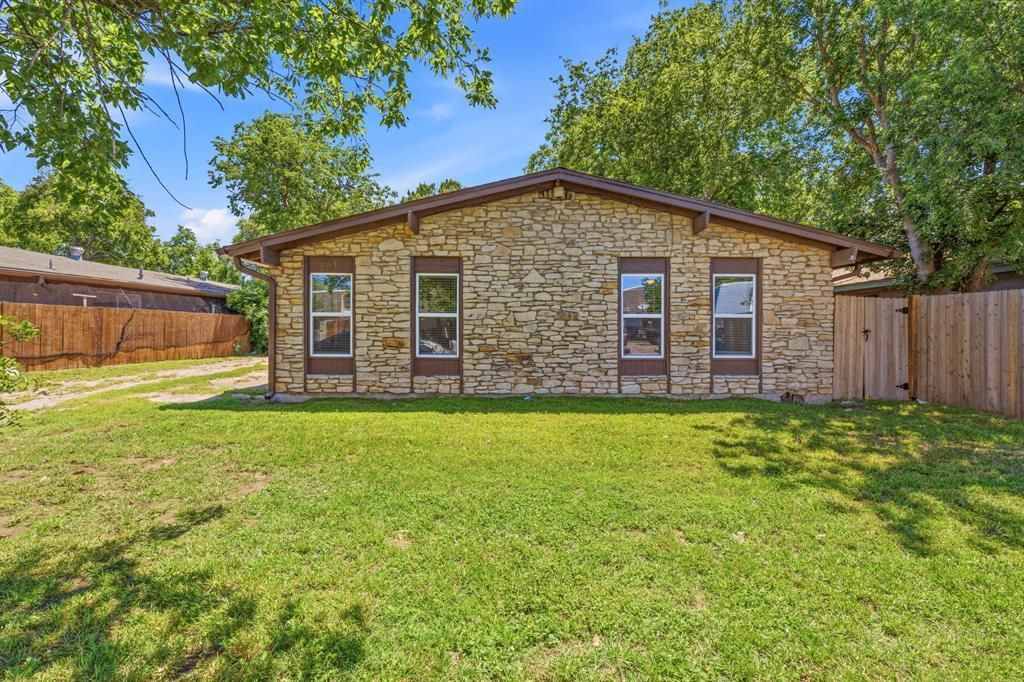 1911 Hearthside DR A, Austin, TX 78757
