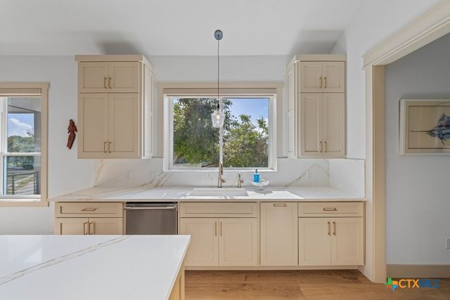 270 Isle Of View Drive, Mcqueeney, TX 78123
