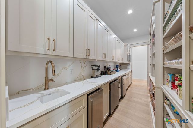270 Isle Of View Drive, Mcqueeney, TX 78123