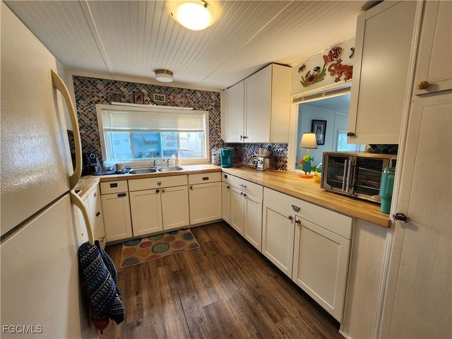 21 Diamond LN D21, Naples, FL 34112