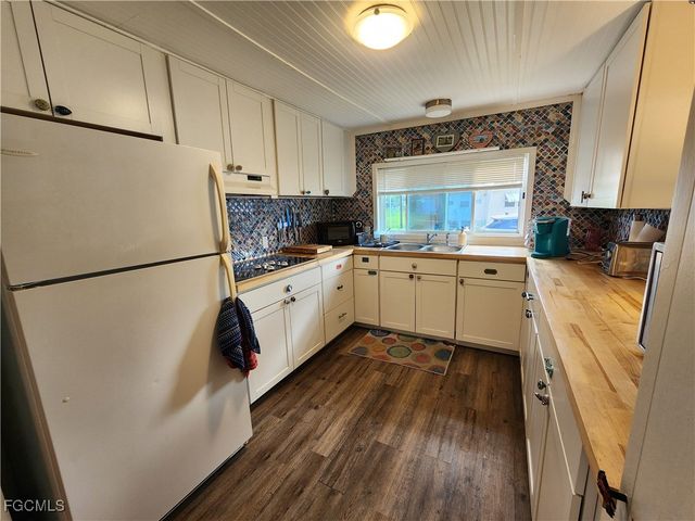 21 Diamond LN D21, Naples, FL 34112