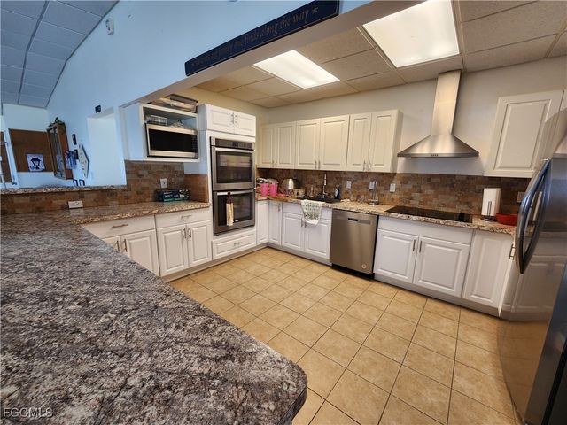 21 Diamond LN D21, Naples, FL 34112