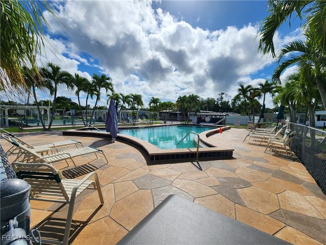 21 Diamond LN D21, Naples, FL 34112