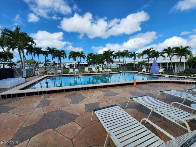 21 Diamond LN D21, Naples, FL 34112