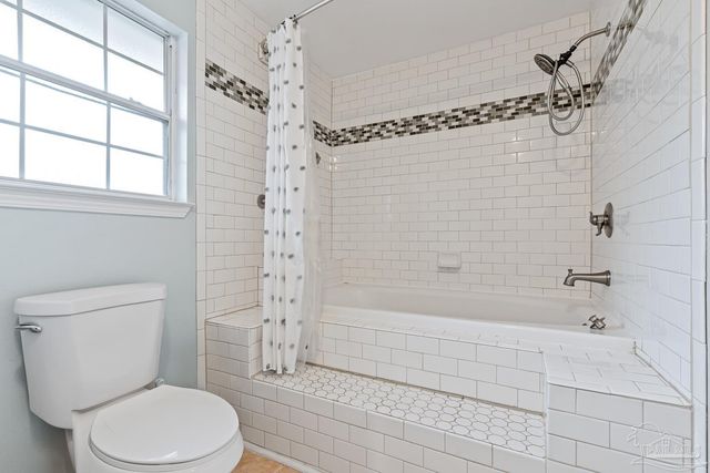 2975 Corsair Dr, Pensacola, FL 32507