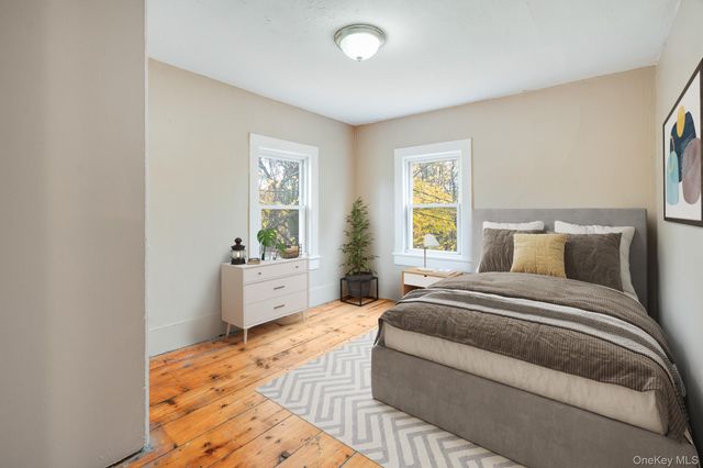 284 S Quaker Lane, Hyde Park, NY 12538