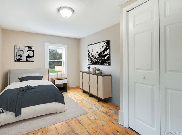 284 S Quaker Lane, Hyde Park, NY 12538