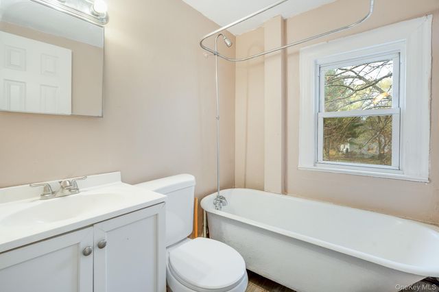 284 S Quaker Lane, Hyde Park, NY 12538