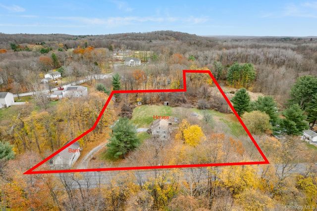 284 S Quaker Lane, Hyde Park, NY 12538