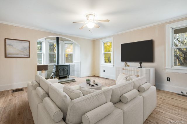 284 S Quaker Lane, Hyde Park, NY 12538