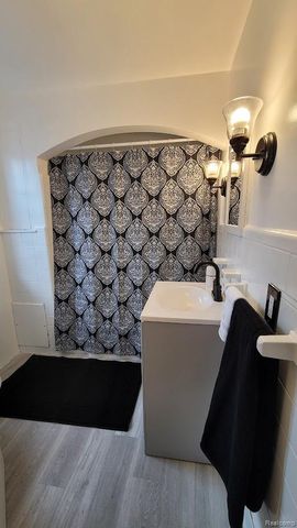 18613 Mendota Street, Detroit, MI 48221