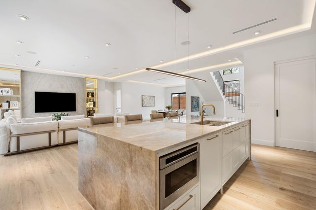 46 W Broad Oaks Dr, Houston, TX 77056