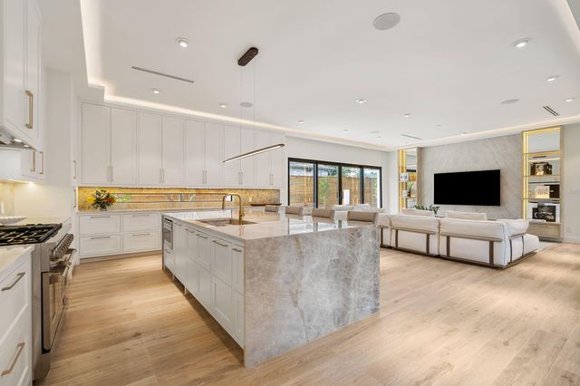 46 W Broad Oaks Dr, Houston, TX 77056