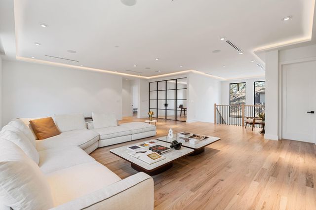 46 W Broad Oaks Dr, Houston, TX 77056