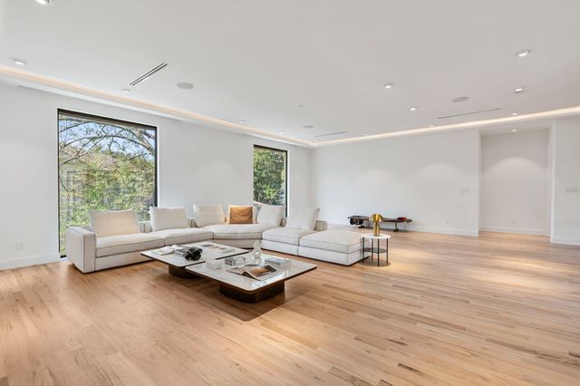 46 W Broad Oaks Dr, Houston, TX 77056