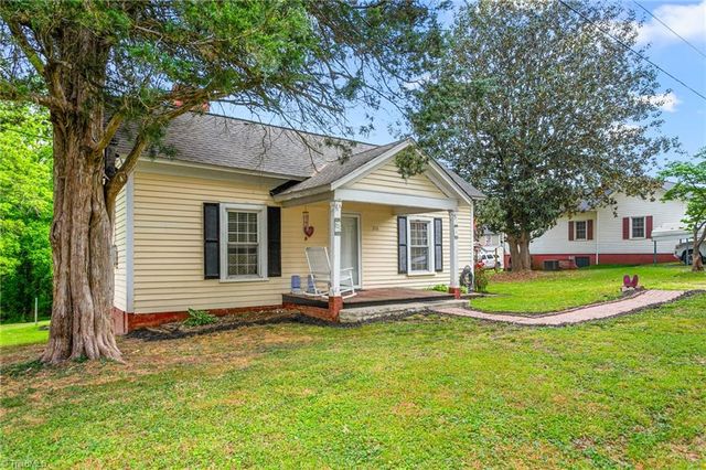 206 Village Avenue, Randleman, NC 27317