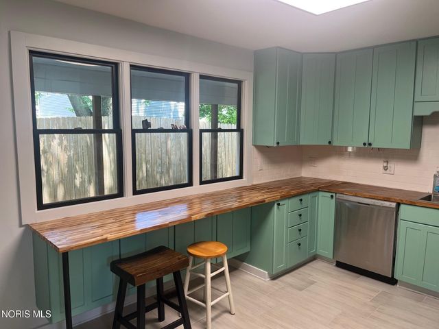 611 Greenfield Drive, Maumee, OH 43537