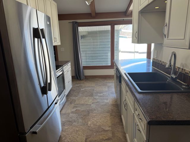 10 SW 24th St, Minot, ND 58701