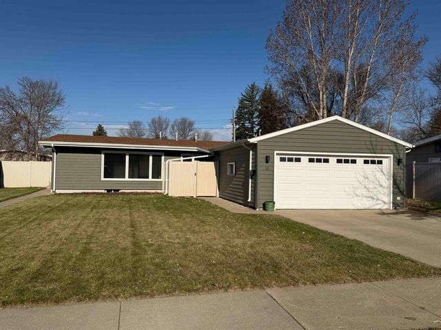 10 SW 24th St, Minot, ND 58701