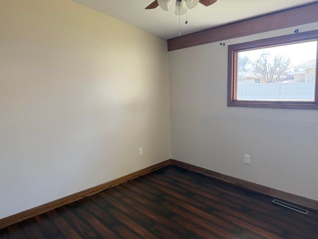 10 SW 24th St, Minot, ND 58701