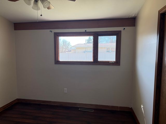 10 SW 24th St, Minot, ND 58701
