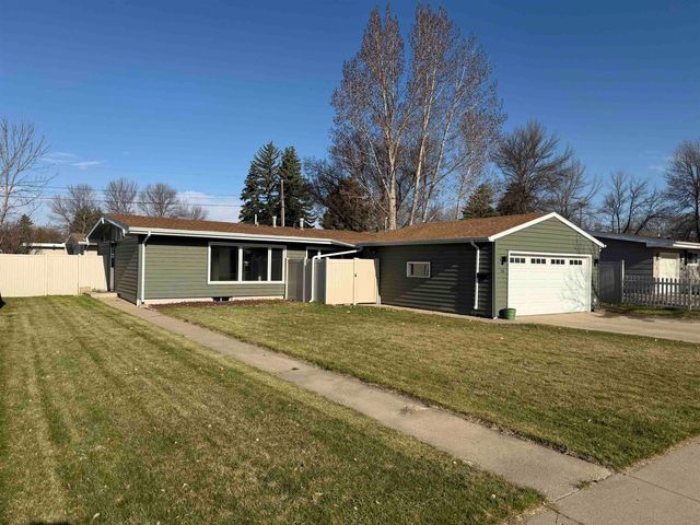 10 SW 24th St, Minot, ND 58701