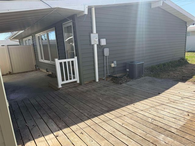 10 SW 24th St, Minot, ND 58701