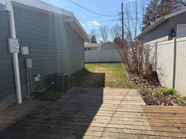 10 SW 24th St, Minot, ND 58701