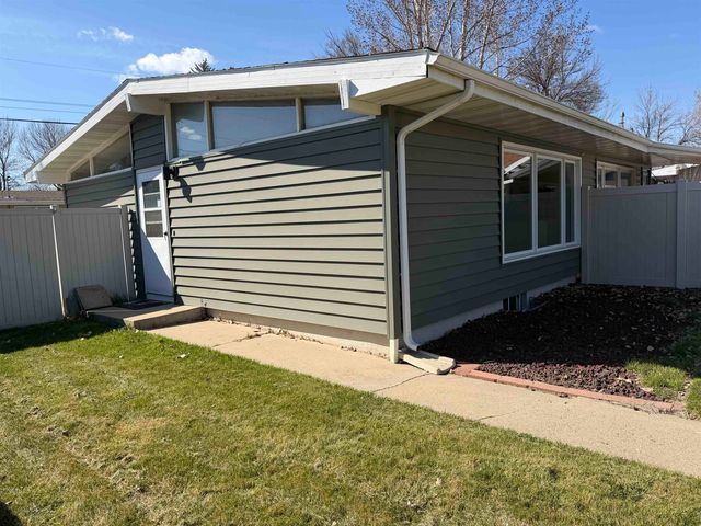 10 SW 24th St, Minot, ND 58701