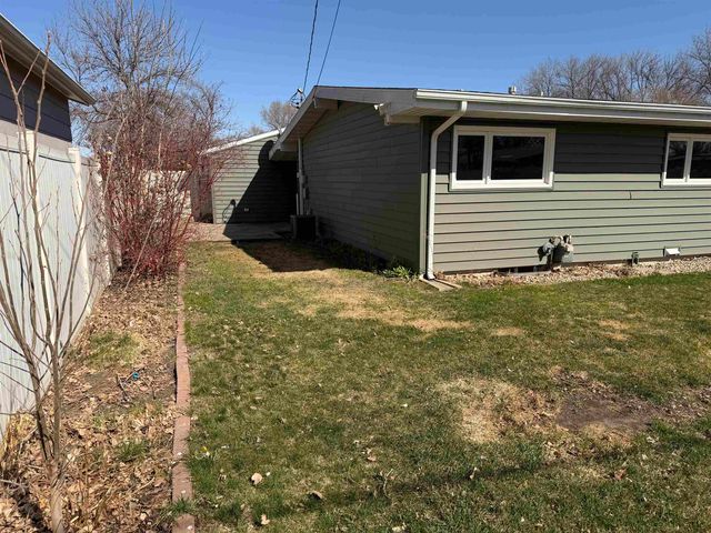 10 SW 24th St, Minot, ND 58701