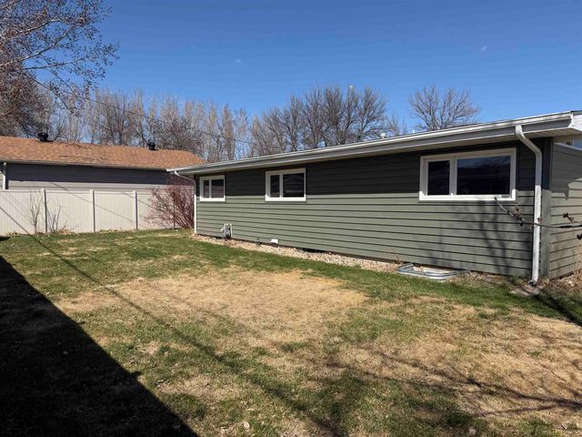 10 SW 24th St, Minot, ND 58701