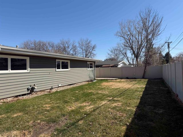 10 SW 24th St, Minot, ND 58701