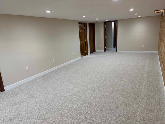 10 SW 24th St, Minot, ND 58701