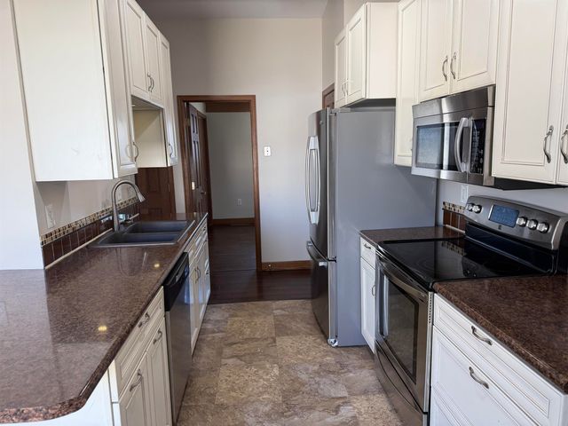 10 SW 24th St, Minot, ND 58701