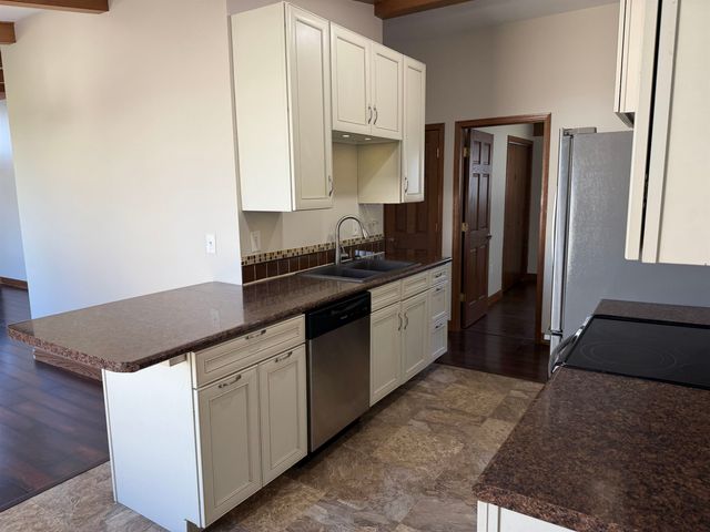 10 SW 24th St, Minot, ND 58701
